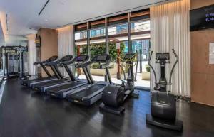 Fitness centrum a/nebo fitness zařízení v ubytování Suite SLS Lux Brickell City Views