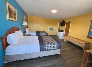 a hotel room with two beds in a room at western skies motel in Clarendon