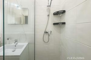 ein Badezimmer mit Dusche und Waschbecken in der Unterkunft Cozy Room in Alésia Paris 14th in Paris + 2 Fotos