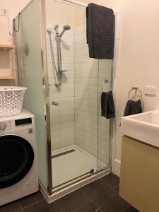Un baño de Unique appt 2 Bdrm, Ground level, pets ok