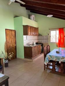 Η κουζίνα ή μικρή κουζίνα στο Cabañas Finca La Tregua +9 φωτογραφίες