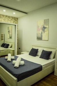 Un dormitorio con una cama grande con almohadas. en X2 Development Luxury Apartment with Terrace & Panoramic View, en Tiflis