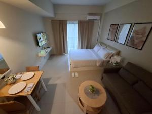 a small hotel room with a bed and a couch at KTCH Holiday Home in Ulot