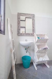 een badkamer met een wastafel en een spiegel bij Villa Marjens 2 Seminyak area Bali in Kerobokan