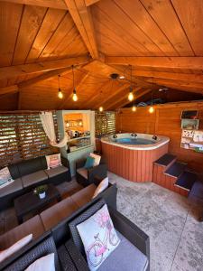 um quarto amplo com uma banheira de hidromassagem num edifício em Domki KOLONIA LEŚNA z sauną i gorącą balią em Radków mais 106 fotografias