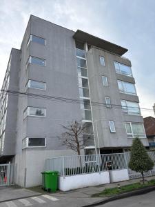 Budova, kde se apartmán nachází + 2 fotografie