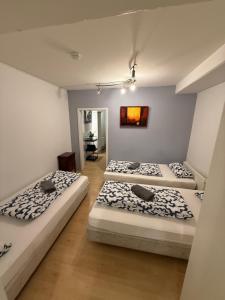 une chambre avec trois lits dans une pièce dans l'établissement Ferienwohnung Kreuzberg, à Berlin