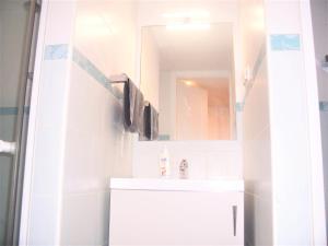 Ένα μπάνιο στο Harmony Apartment Near Opera +36 φωτογραφίες