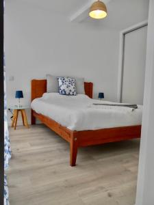 ein Schlafzimmer mit einem Bett in einem Zimmer in der Unterkunft Holiday apartments Funchal - Rosemary in Funchal