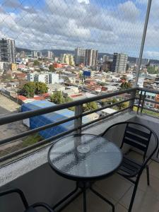 une table et des chaises sur un balcon avec vue dans l'établissement Vista Mirador Centro con Balcón Dúo, à Concepción