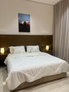 Ένα ή περισσότερα κρεβάτια σε δωμάτιο στο شقق فندقية بتصميم هادئ