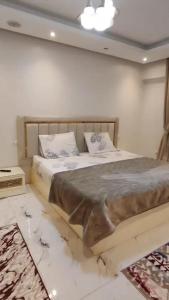 a bedroom with a bed with a marble floor at إسراء المهندسين in Cairo