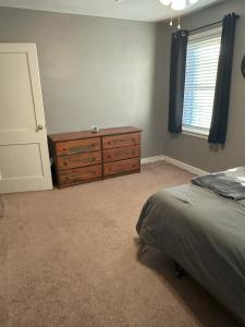 Un dormitorio con una cama y una cómoda y una ventana. en Cozy 1 BR Retreat within walking distance to all the Hershey Attractions, en Hershey