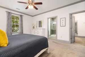 une chambre avec un lit et un ventilateur de plafond dans l'établissement James Island 1br Eco-haven Beachgolfdowntown!, à Charleston