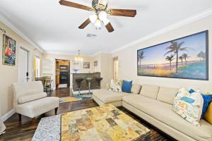 Χώρος καθιστικού στο Beach House - 2BED, 2BATH, Private - Walk to Beach