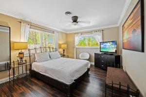 Ένα ή περισσότερα κρεβάτια σε δωμάτιο στο Beach House - 2BED, 2BATH, Private - Walk to Beach