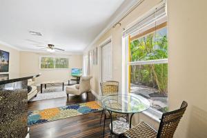 Χώρος καθιστικού στο Beach House - 2BED, 2BATH, Private - Walk to Beach