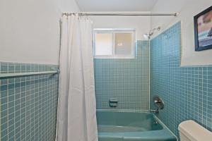 Ένα μπάνιο στο Beach House - 2BED, 2BATH, Private - Walk to Beach +17 φωτογραφίες