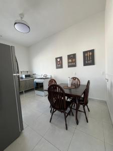 a dining room with a table and chairs and a kitchen at Tutis Home Domo-Estadio BBVA-ArenaMty Apart2dopiso in Monterrey