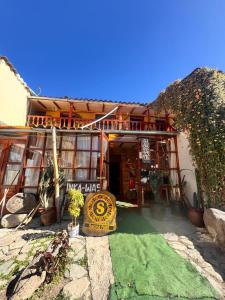 un bâtiment avec une enseigne devant lui dans l'établissement Hotel Peru Ollantay, à Ollantaytambo