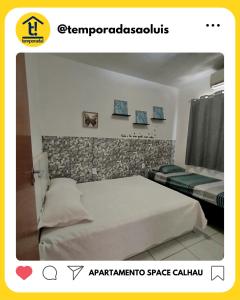 um quarto com uma cama e uma parede de pedra em Apartamento Space Calhau em São Luís mais 49 fotografias