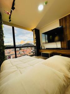 Кровать или кровати в номере Suite with pool condominium Torres de Almería +28 фотографий