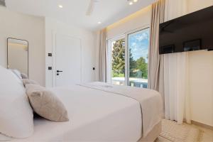 Ένα ή περισσότερα κρεβάτια σε δωμάτιο στο Luxury Villa Rika Corfu- 5 bedrooms with Pool +208 φωτογραφίες