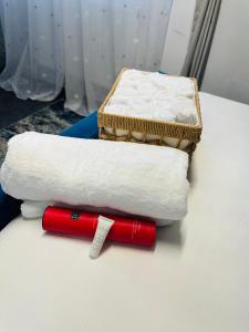twee handdoeken en een rode pen op een tafel bij Hotel Feel, Home Comfort in Manchester
