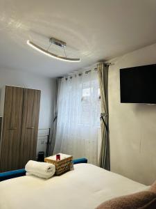 een slaapkamer met een bed en een televisie aan de muur bij Hotel Feel, Home Comfort in Manchester