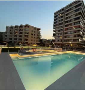una grande piscina di fronte a due edifici alti di La Nogalera Experience a Torremolinos