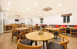 Posezení v ubytování Super Townhouse THE CINCO HOTEL NEAR ESI HOSPITAL ( SR NAGAR)