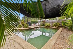 una piscina in un cortile con una recinzione di Tide and Seek at Trinity Beach a Trinity Beach