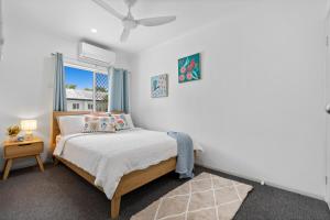 una camera da letto con un letto e una finestra di Tide and Seek at Trinity Beach a Trinity Beach Altre 22 foto