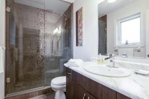 een badkamer met douche, wastafel en toilet bij Comfy 3 Bed woodstock Escape in Woodstock +24 foto's