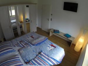 ein Schlafzimmer mit einem Bett mit zwei Kissen darauf in der Unterkunft Holiday home with 2 bedrooms in Bresewitz