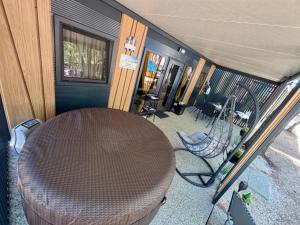 Centrul de fitness și/sau facilități de fitness de la TJ Escape - Mobile Home - Mobile Home With Hot Tub And Terrace