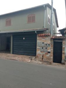 una casa con due porte garage su una strada di Cantinho do mumu a Ouro Preto