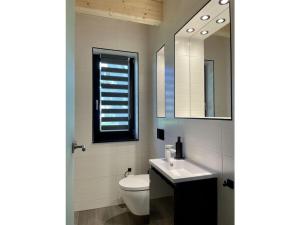 Vannituba majutusasutuses Holiday home in Zingst with swimming pool +27 fotot