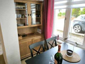 einen Esstisch mit einer Flasche Wein darauf in der Unterkunft Villa Heimkehr Apartment 02 in Göhren