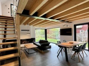 Televiisor ja/või meelelahutuskeskus majutusasutuses Holiday home in Zingst with swimming pool