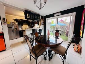 a dining room with a table and chairs in a kitchen at El Sauce, casa zona exclusiva in Tegucigalpa