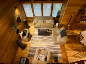 Posezení v ubytování Private Cozy 3 BR Cabin near Mt Rainier, Sunrise & Crystal Mt Hiking