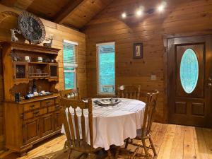Φωτογραφία από το άλμπουμ του Private Secluded 3 BR Cabin near Mt Rainier, Sunrise & Crystal Mt Hiking σε Greenwater
