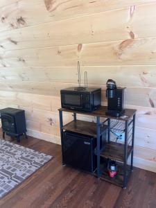 Ảnh trong thư viện ảnh của Smoky Hollow Outdoor Resort A-Frame Cabin ở Sevierville +3 ảnh