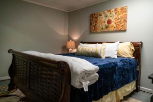 Galeriebild der Unterkunft 1-bedroom apartment, sleeps 4, in lovely Pilot Mountain-walk to Main st! Unit 2 in Pilot Mountain