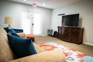 Galeriebild der Unterkunft 1-bedroom apartment, sleeps 4, in lovely Pilot Mountain-walk to Main st! Unit 2 in Pilot Mountain + 14 Fotos