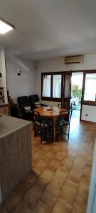 Una cocina y una sala de estar con mesa y sillas. en Casa katy, en L'Escala