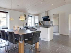 布拉万德Luxury Retreat with Spa - By Traum Ferienwohnungen的房间里有一张桌子和几把椅子的厨房