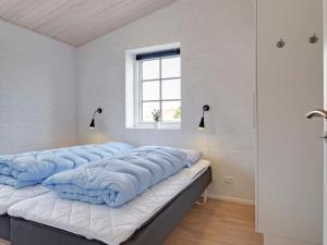 布拉万德Luxury Retreat with Spa - By Traum Ferienwohnungen的一张床上有蓝色枕头的睡床