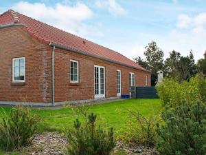 布拉万德Luxury Retreat with Spa - By Traum Ferienwohnungen的前面有草地的砖砌建筑